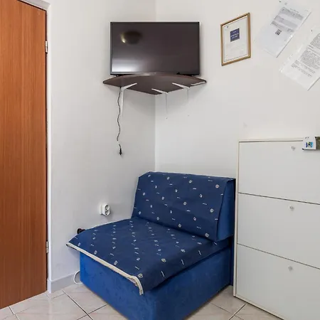 2 Bedroom Awesome In Rab