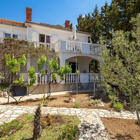 2 Bedroom Awesome In Rab Appartement Barbat na Rabu
